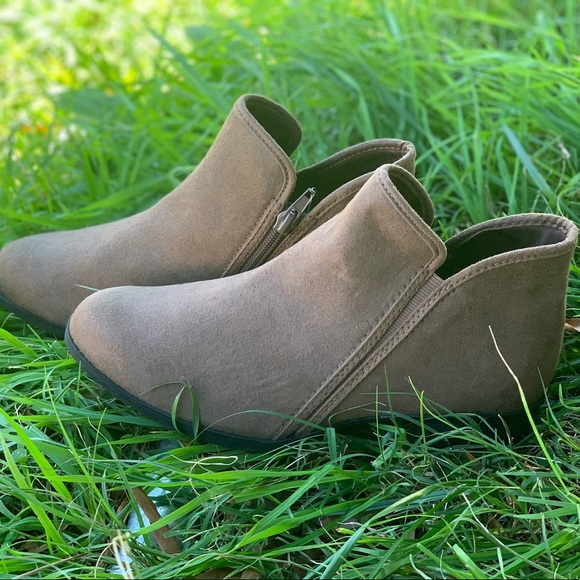 Women's Time and Tru Bootie Ankle Brown Boot New - Picture 4 of 11